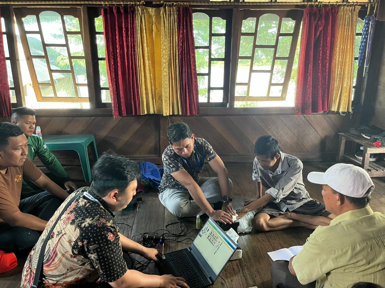 Tim Gladiator Disdukcapil Kota Palembang melaksanakan kegiatan jemput bola perekaman KTP-el bagi penyandang disabilitas dan lansia di Kelurahan Pulokerto, kecamatan Gandus